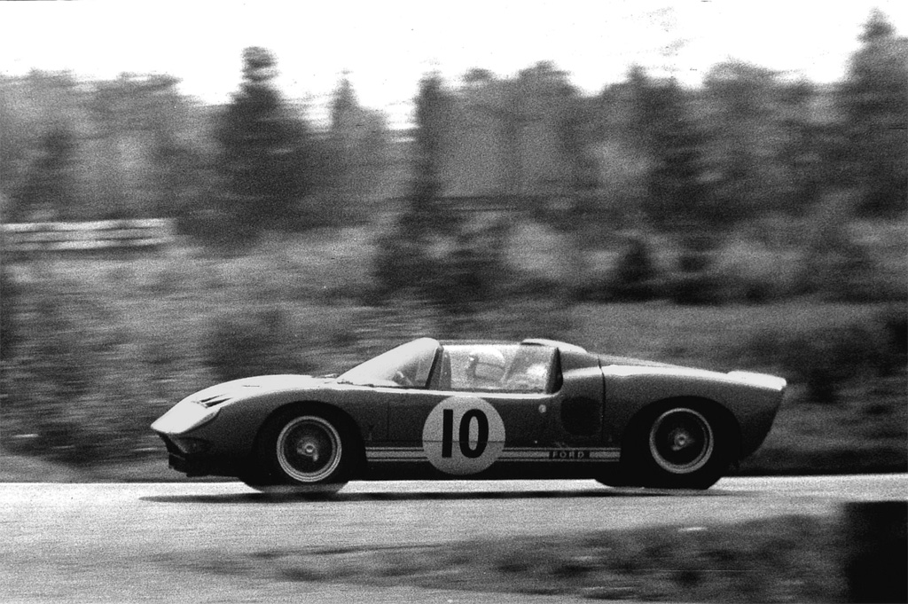 Fra http://en.wikipedia.org/wiki/File:1965-05-23_18_Richard_Attwood,_Ford_GT.jpg
(Foto: Lothar Spurzem)
